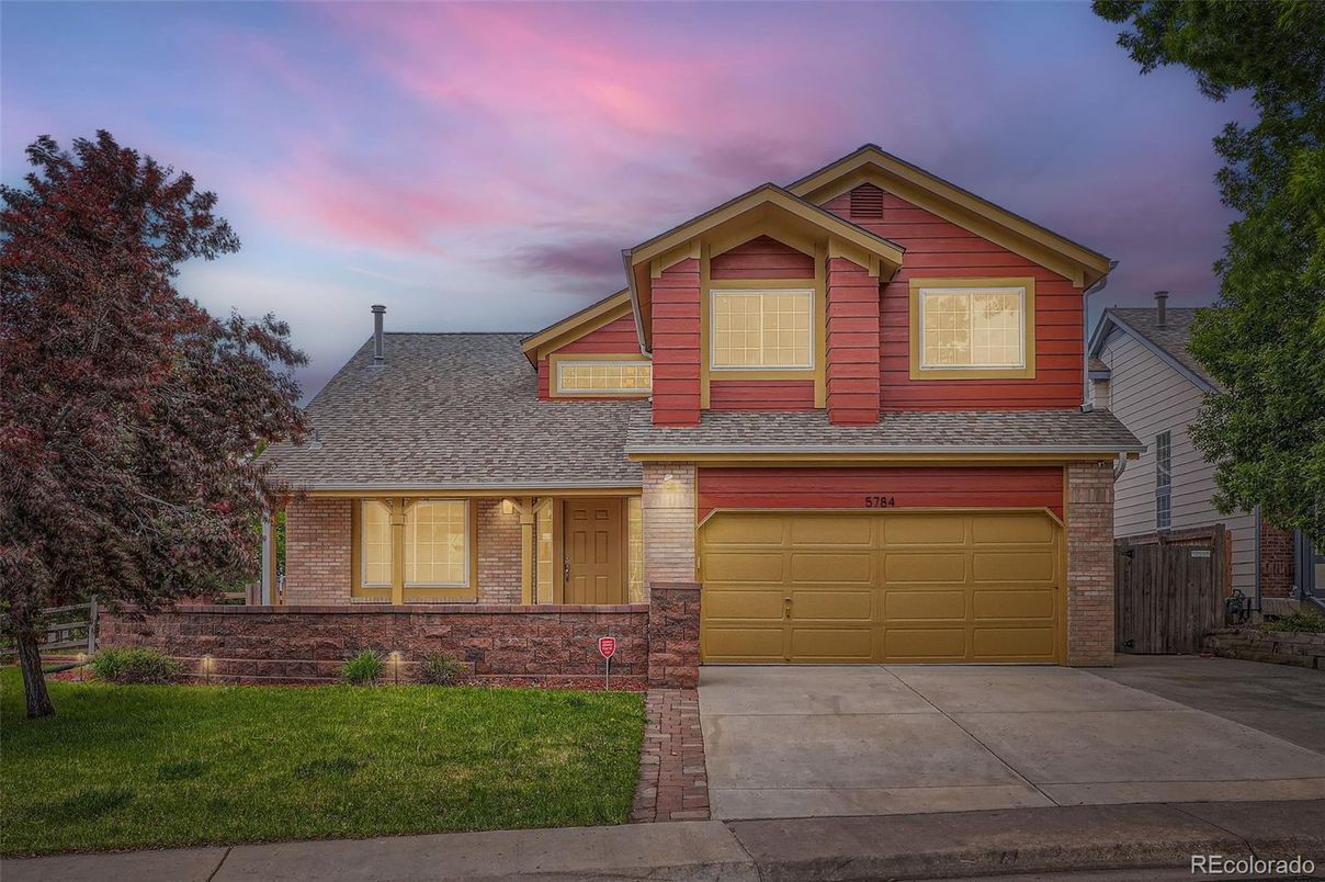 Attached, Exterior, Facade, American Craftsman