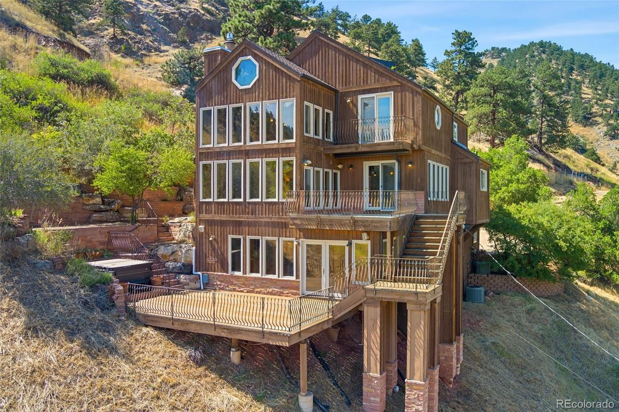 Exterior, Facade, Log Home