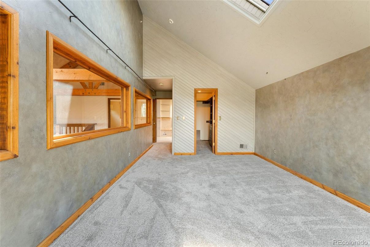Empty room, Interior