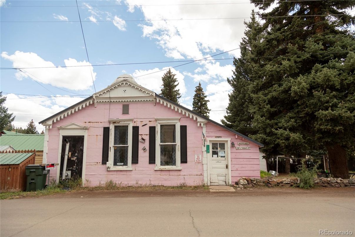 Exterior, Facade, Queen Anne Victorian
