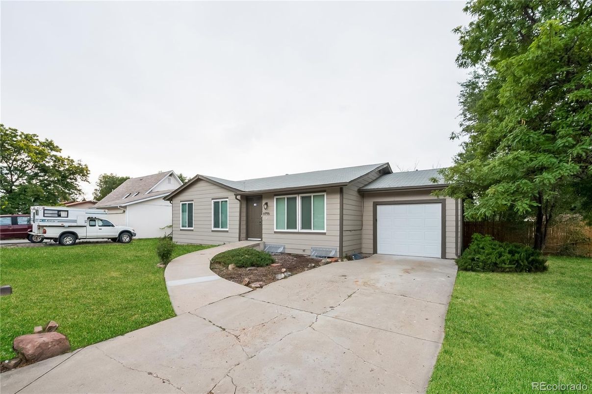 Attached, Exterior, Facade, Ranch