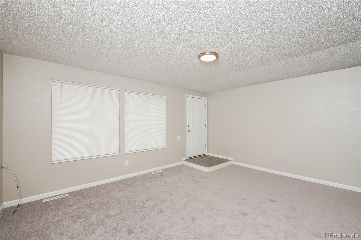 Empty room, Interior