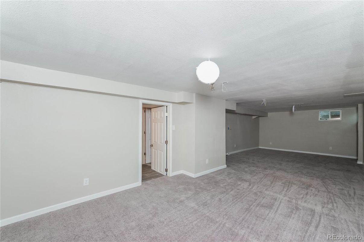 Empty room, Interior