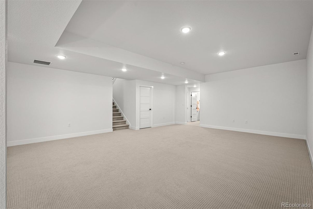 Empty room, Interior, Recessed Lighting