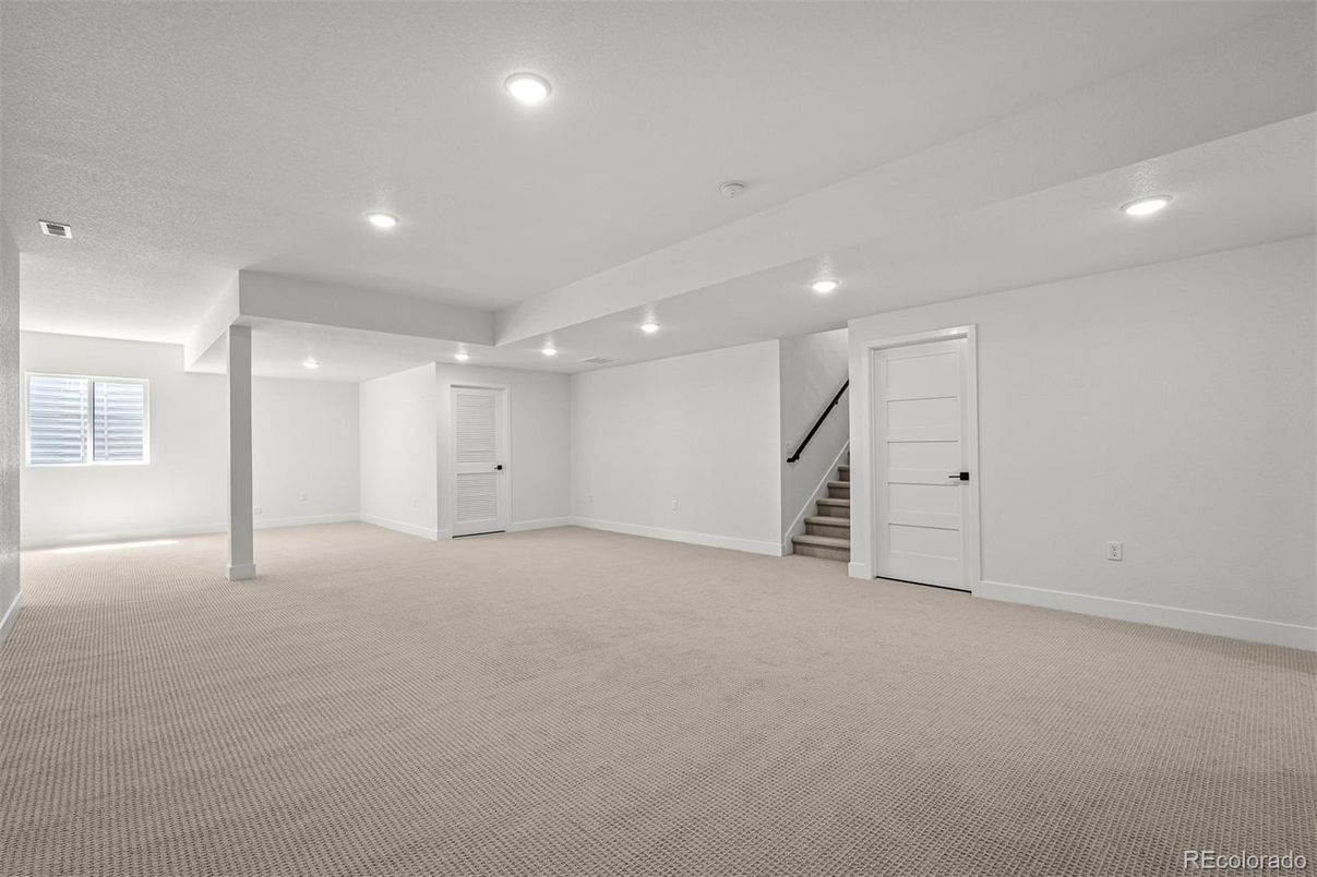 Empty room, Interior, Recessed Lighting