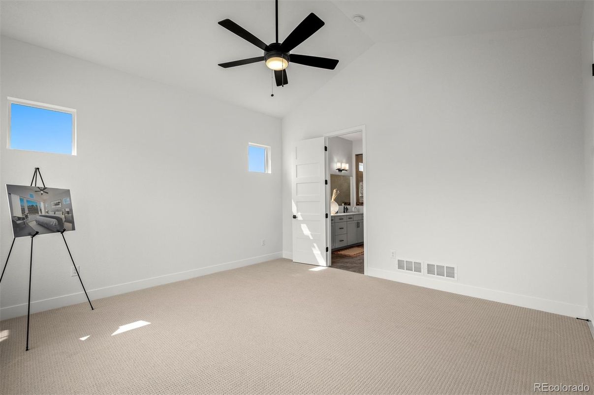 Empty room, Interior