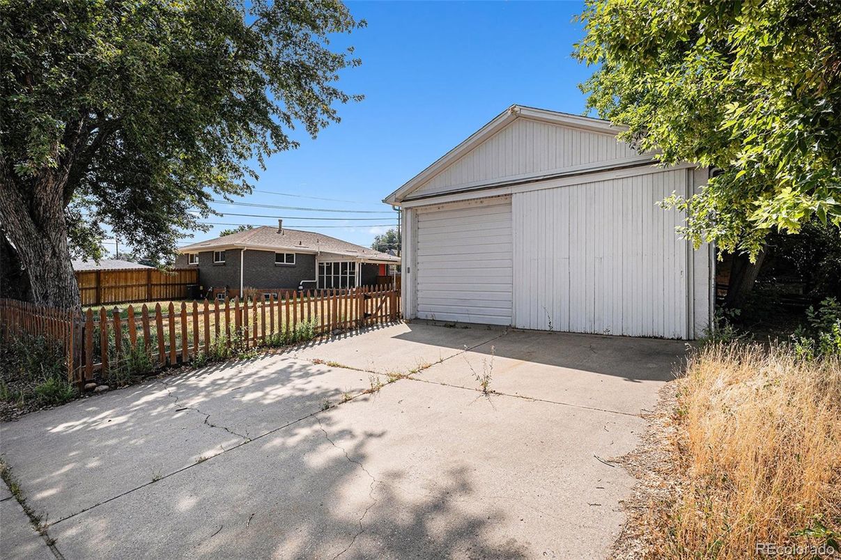 Detached Garage, Exterior