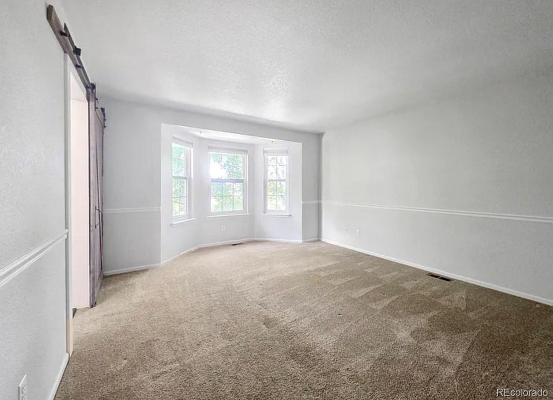Empty room, Interior