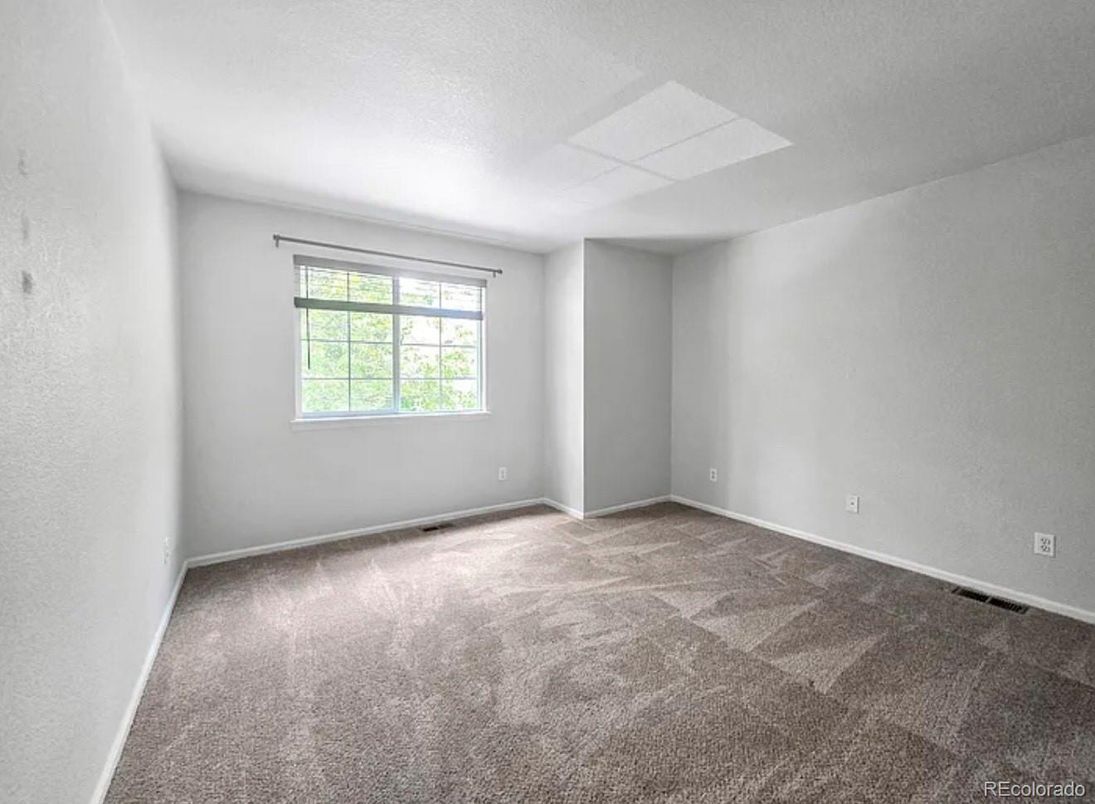 Empty room, Interior