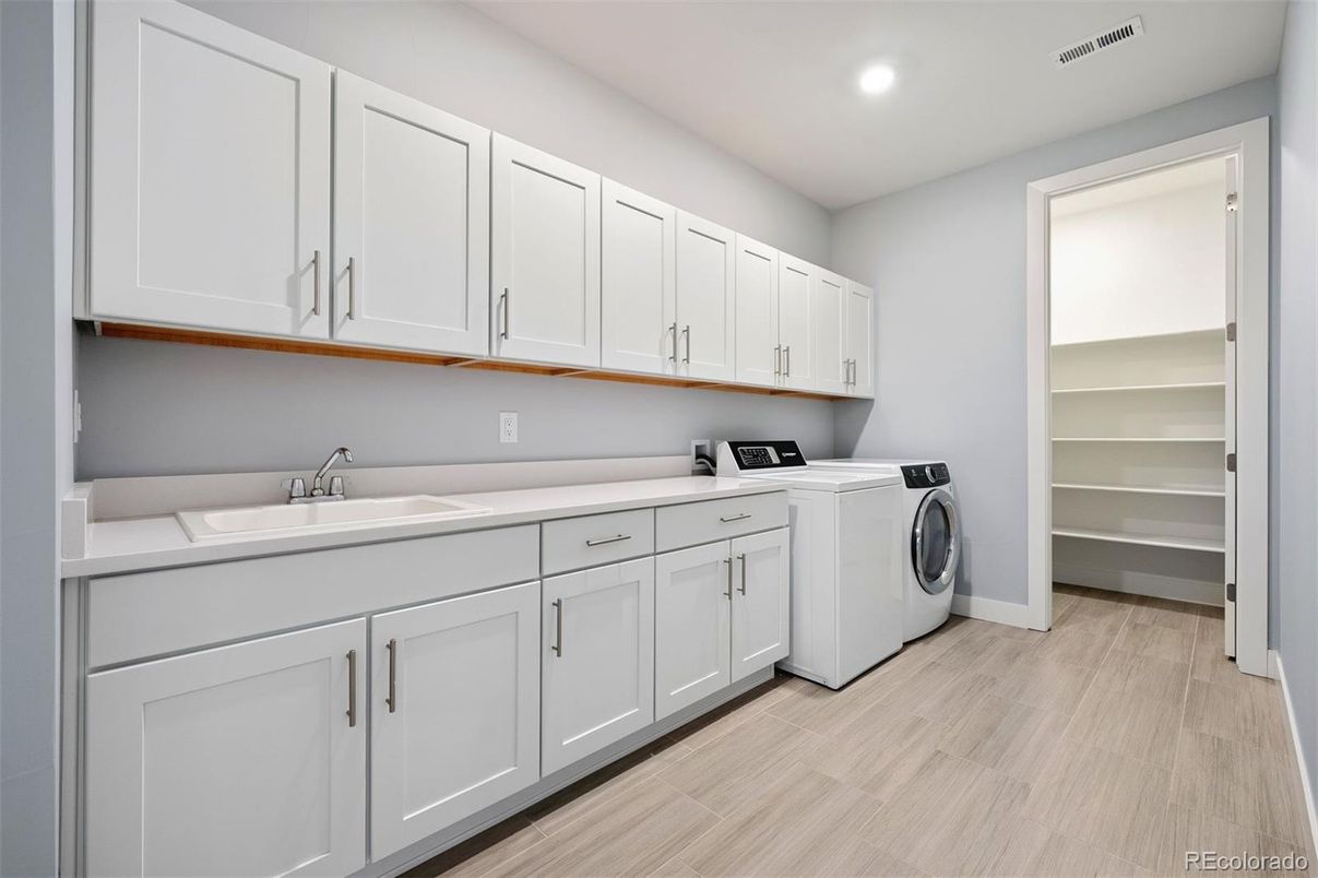 Interior, Recessed Lighting, Washer, Wood Texture Flooring