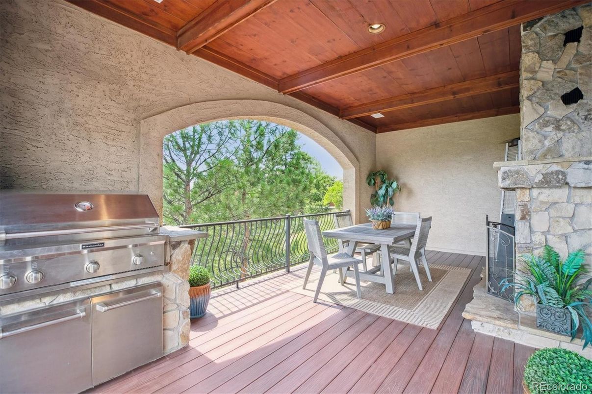 Exterior, Fireplace, Outdoor Kitchen