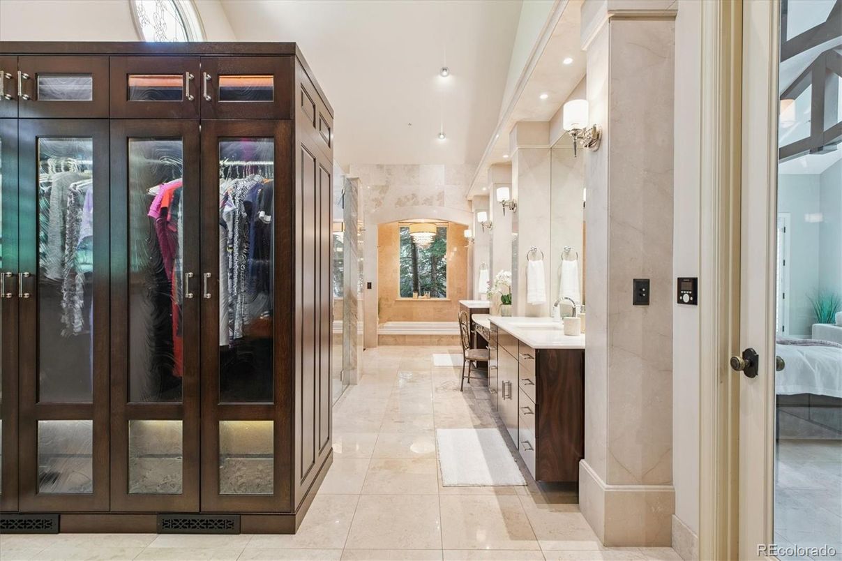 Bathroom, Dual Sink Vanities, Interior, Recessed Lighting