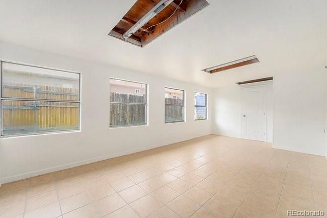 Empty room, Interior, Wooden Beams