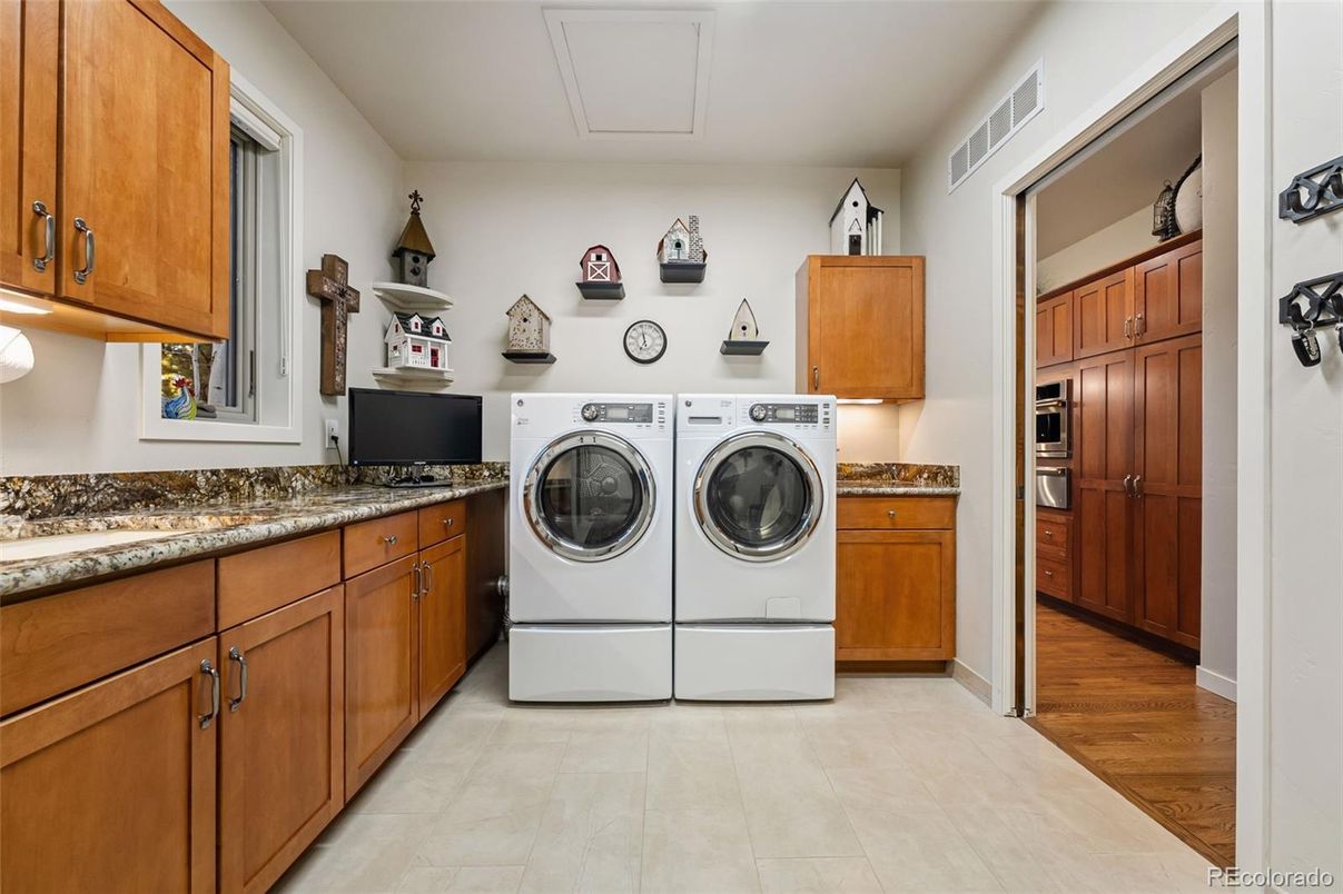 Interior, Washer, Wood Texture Flooring