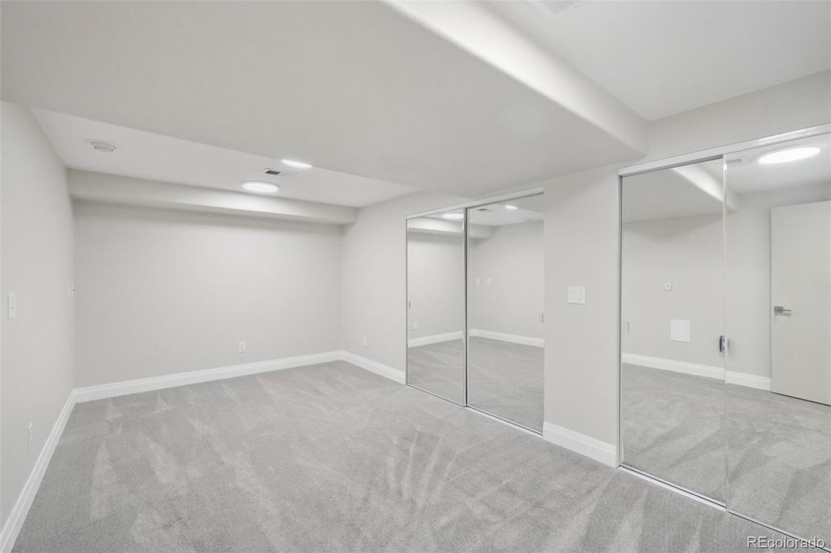 Empty room, Interior, Recessed Lighting