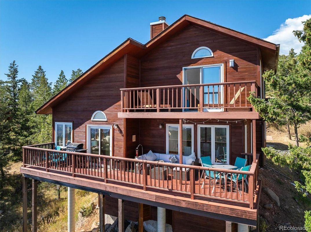 Exterior, Facade, Outdoor Kitchen, Log Home
