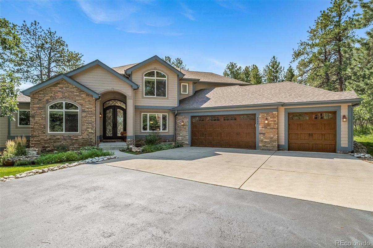 Attached, Exterior, Facade, Brick Traditional