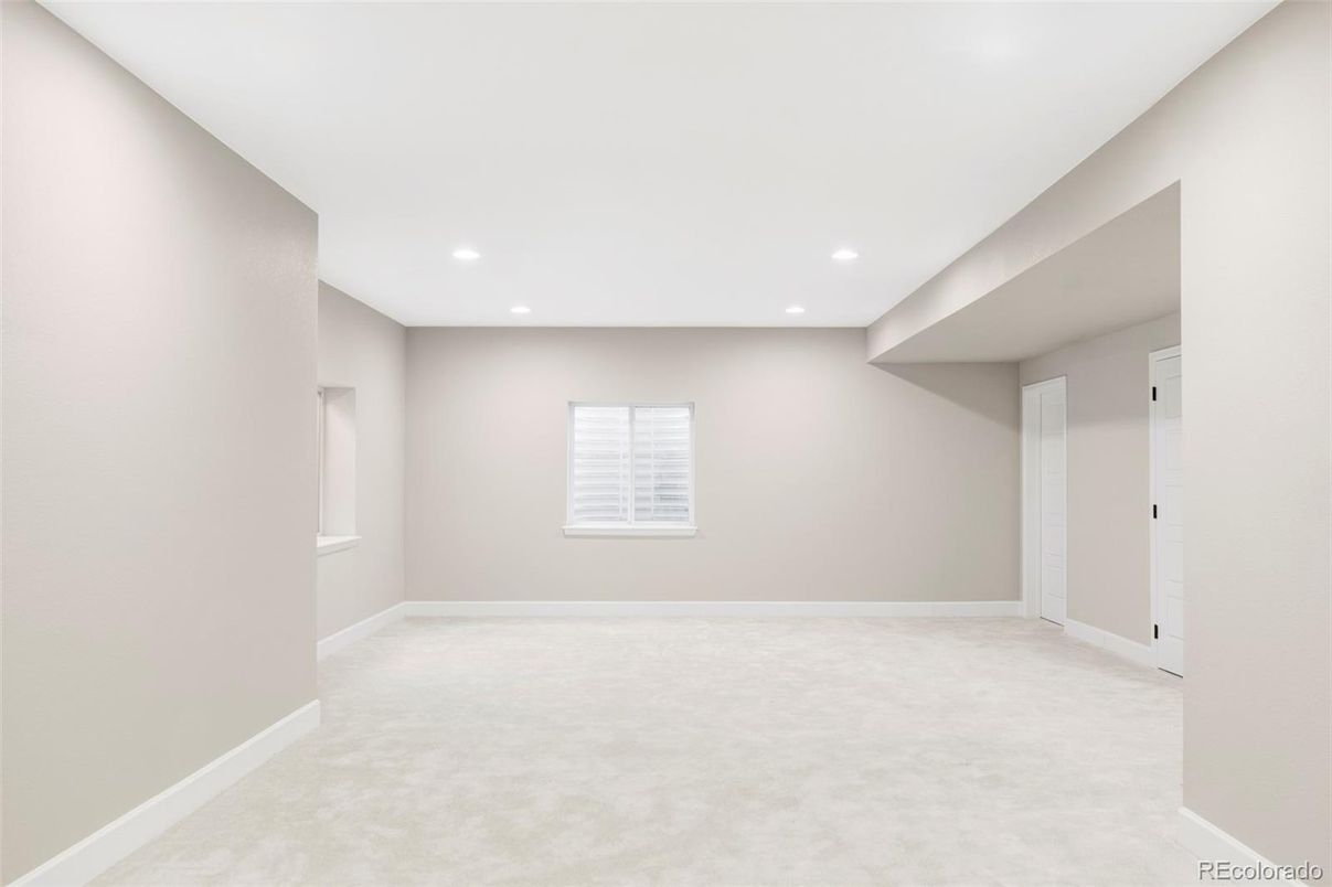 Empty room, Interior, Recessed Lighting