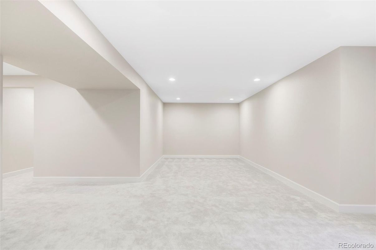 Empty room, Interior, Recessed Lighting