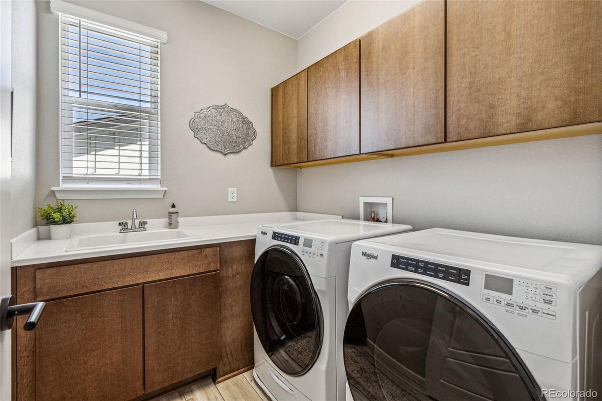 Interior, Washer, Wood Texture Flooring