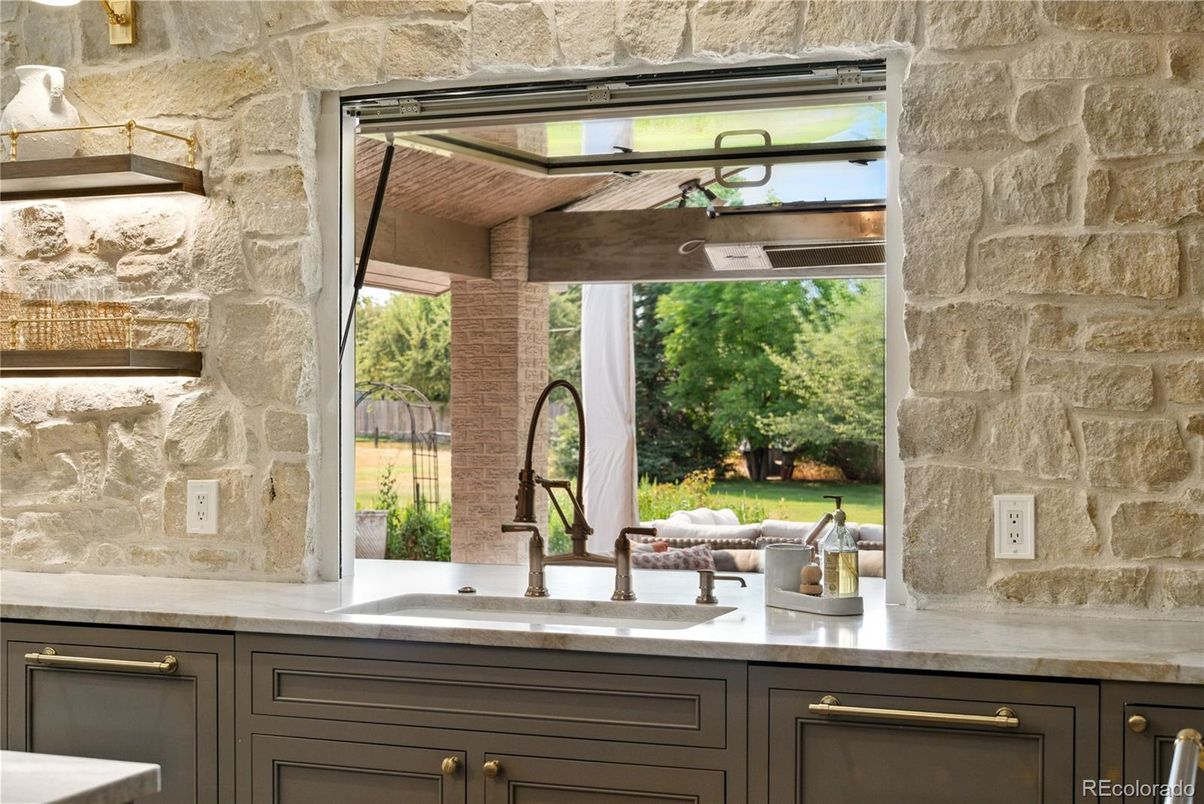 Exterior, Outdoor Kitchen