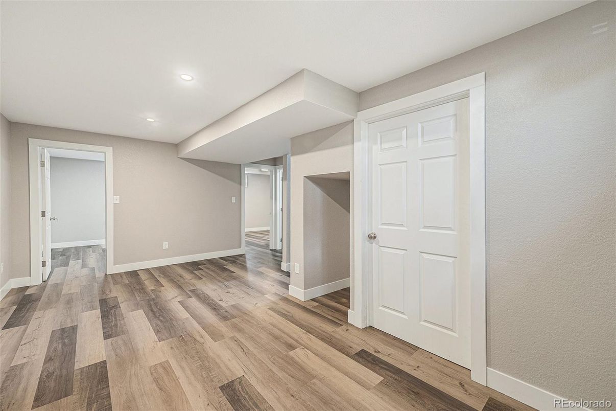 Empty room, Interior, Recessed Lighting, Wood Texture Flooring