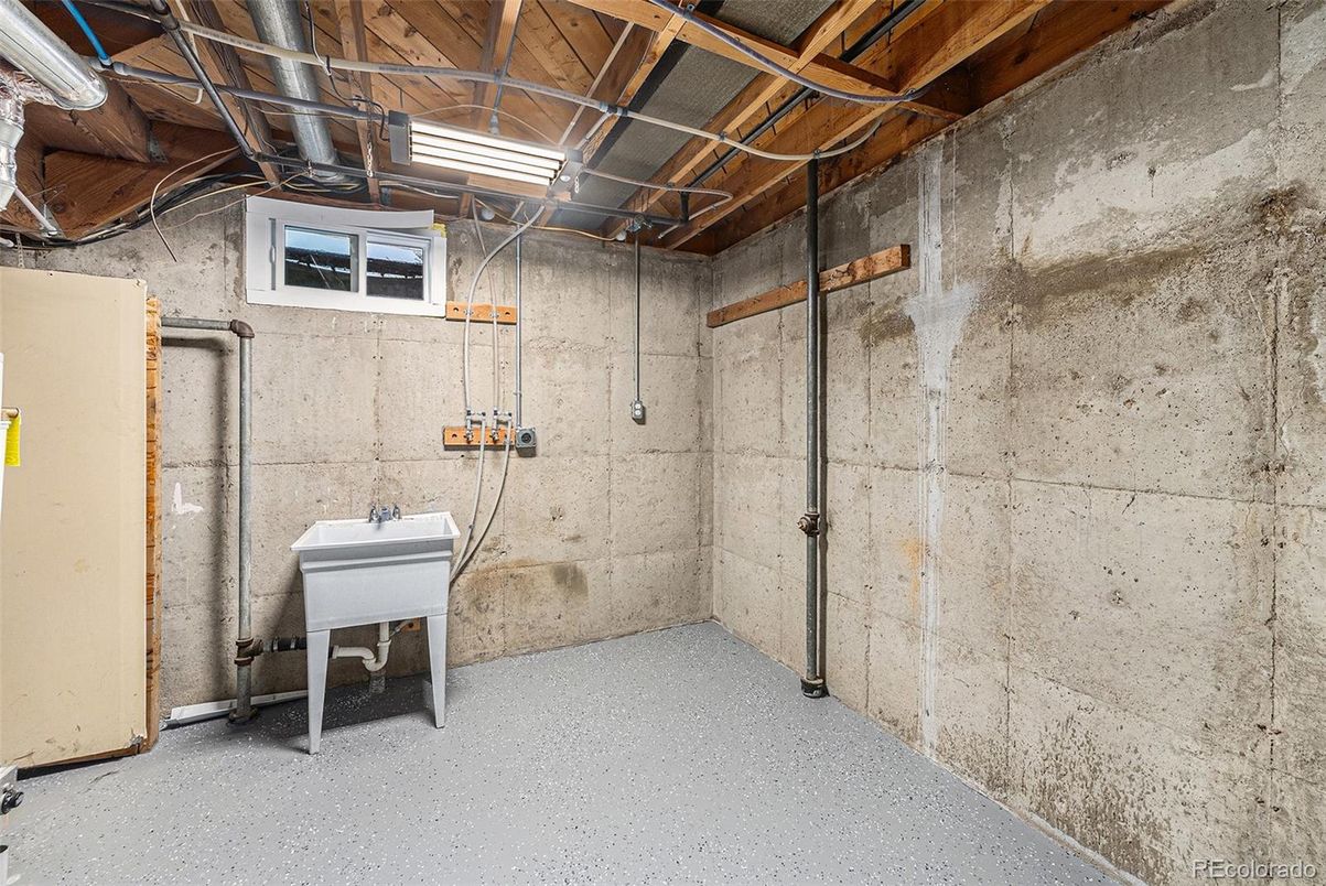 Empty room, Interior, Wooden Beams
