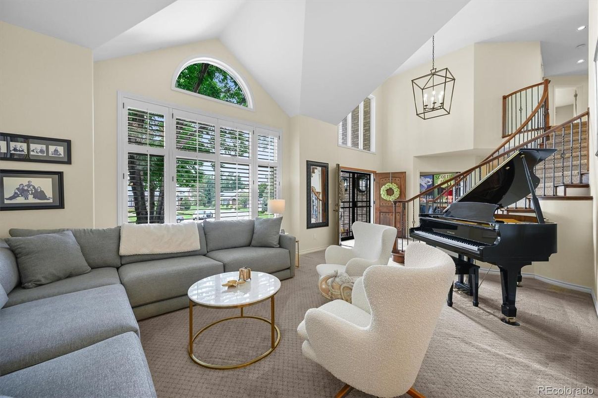Interior, Living room, Pendant Lights, Piano, Recessed Lighting