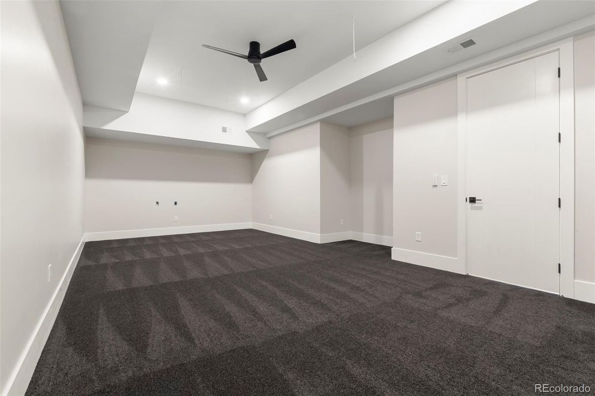Empty room, Interior, Recessed Lighting