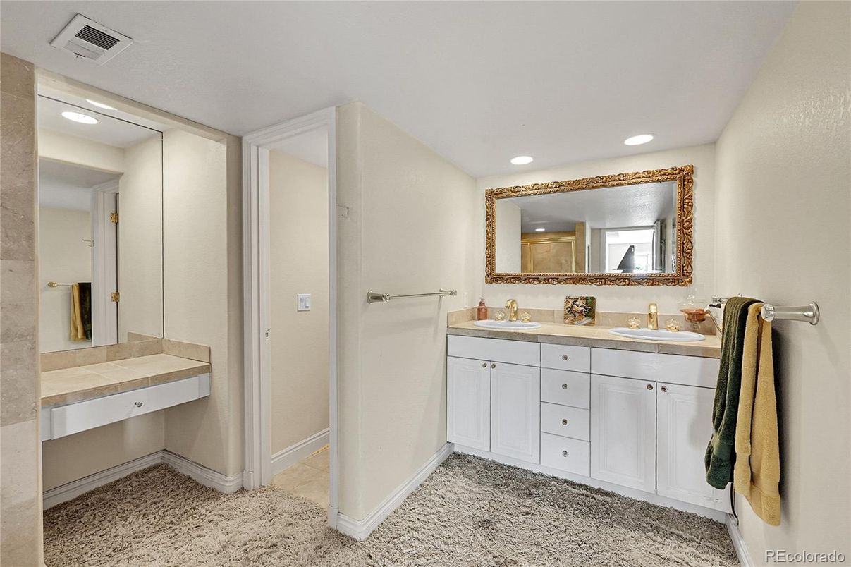 Bathroom, Dual Sink Vanities, Interior, Recessed Lighting