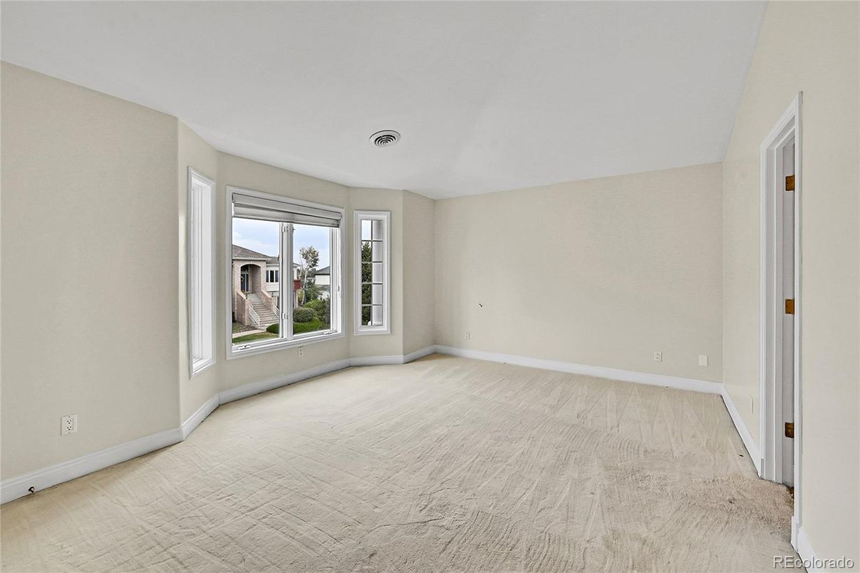 Empty room, Interior