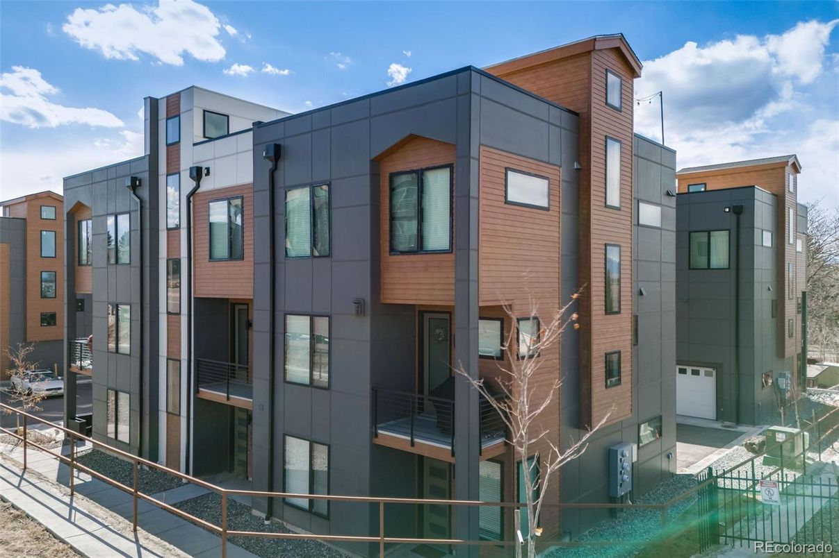 Exterior, Facade, Modern