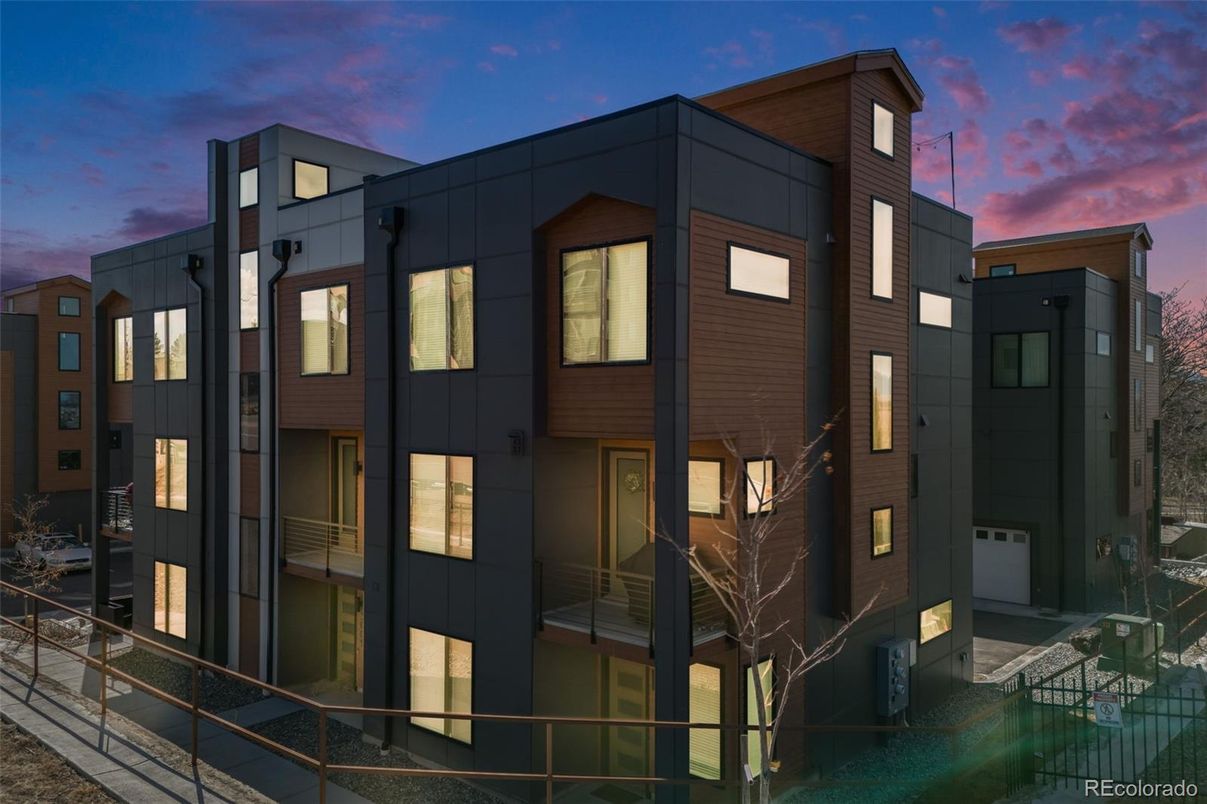 Exterior, Facade, Modern