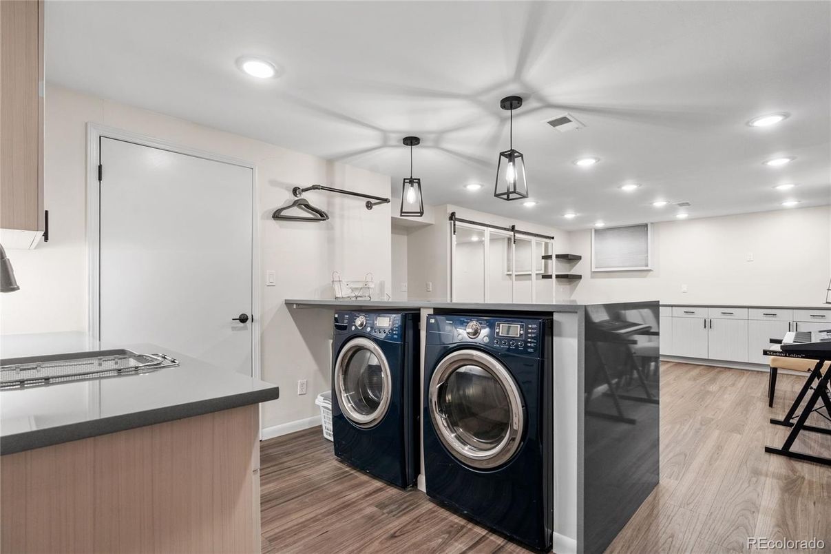 Interior, Pendant Lights, Recessed Lighting, Washer, Wood Texture Flooring