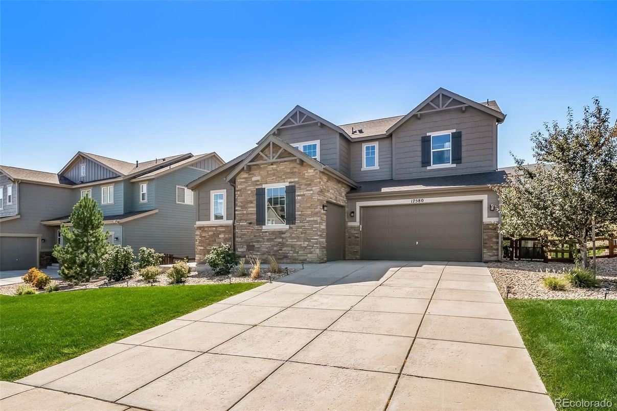 Attached, Exterior, Facade, American Craftsman