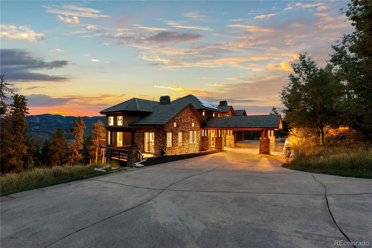 Exterior, Facade, Log Home