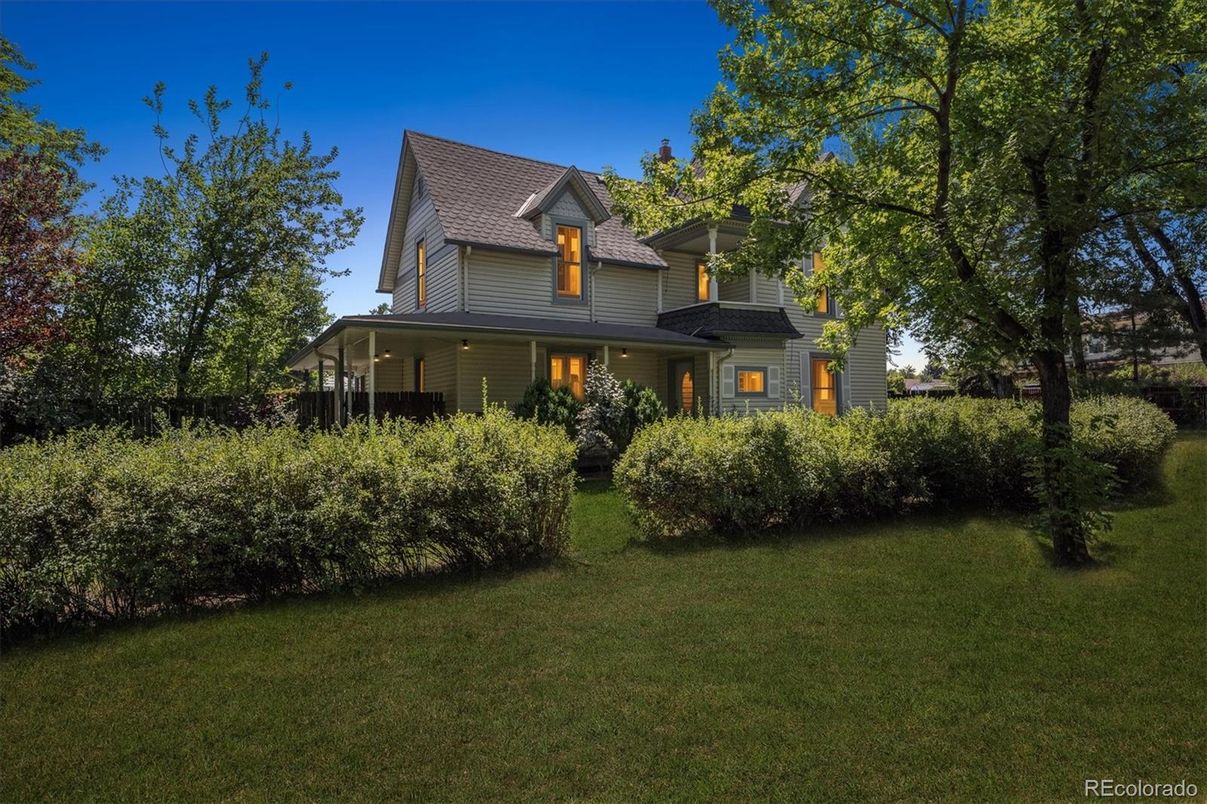 Backyard, Exterior, Facade, Queen Anne Victorian