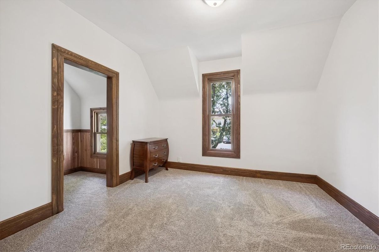 Empty room, Interior