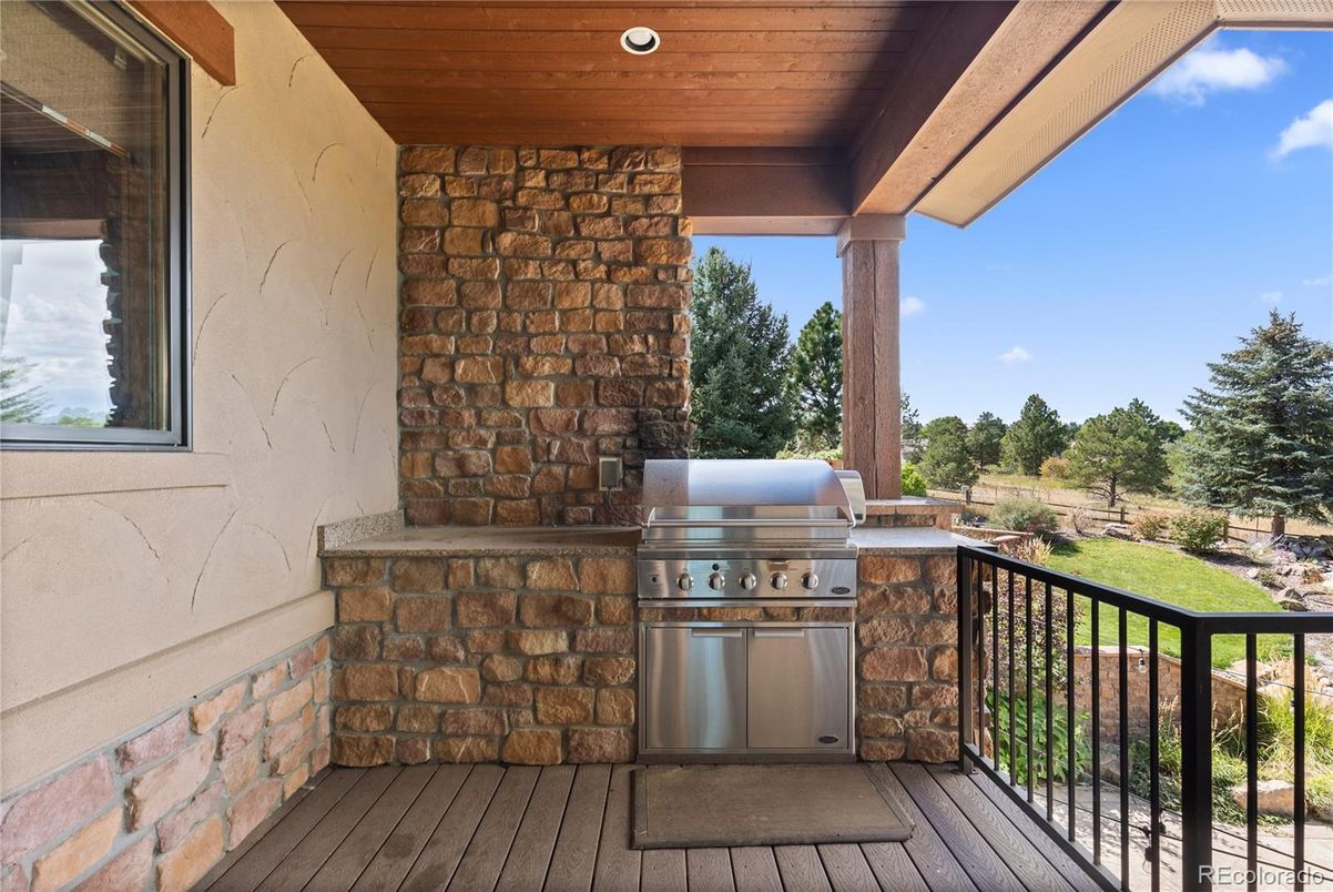 Exterior, Outdoor Kitchen