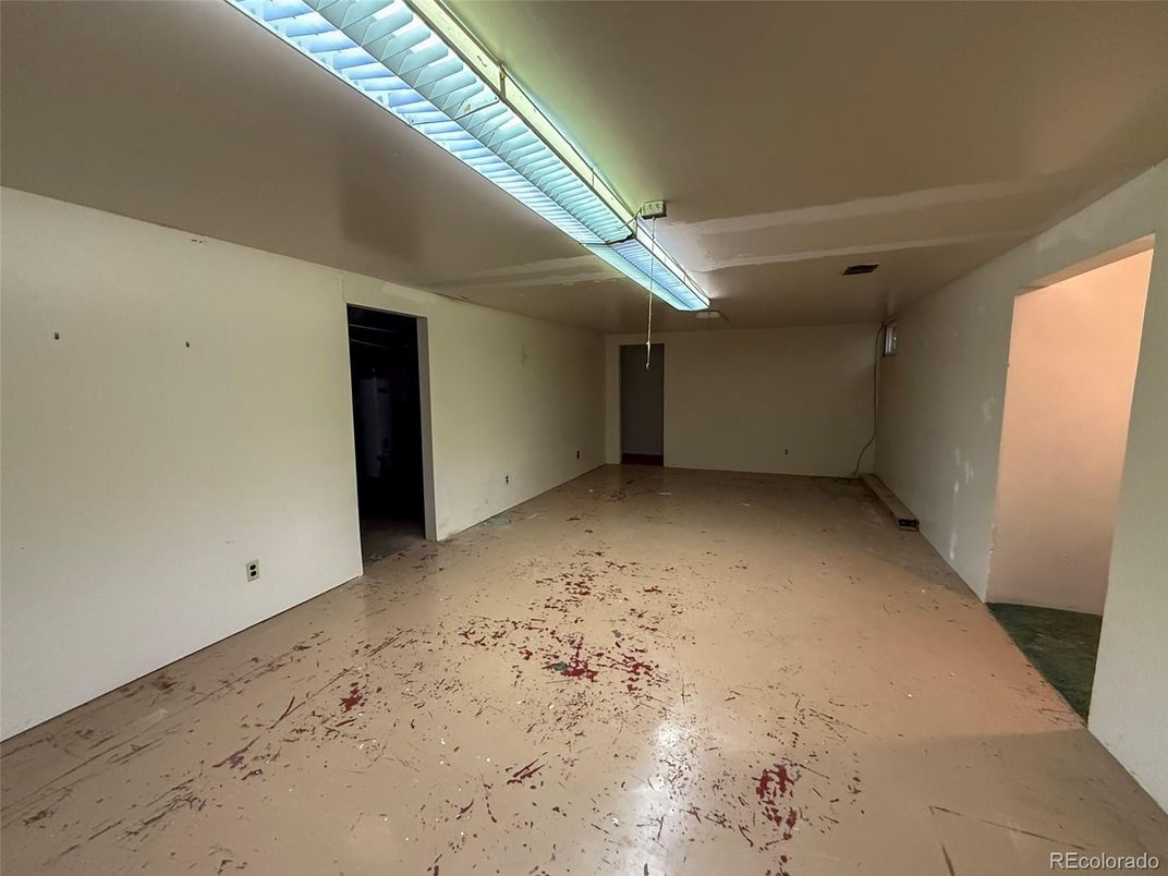 Empty room, Interior