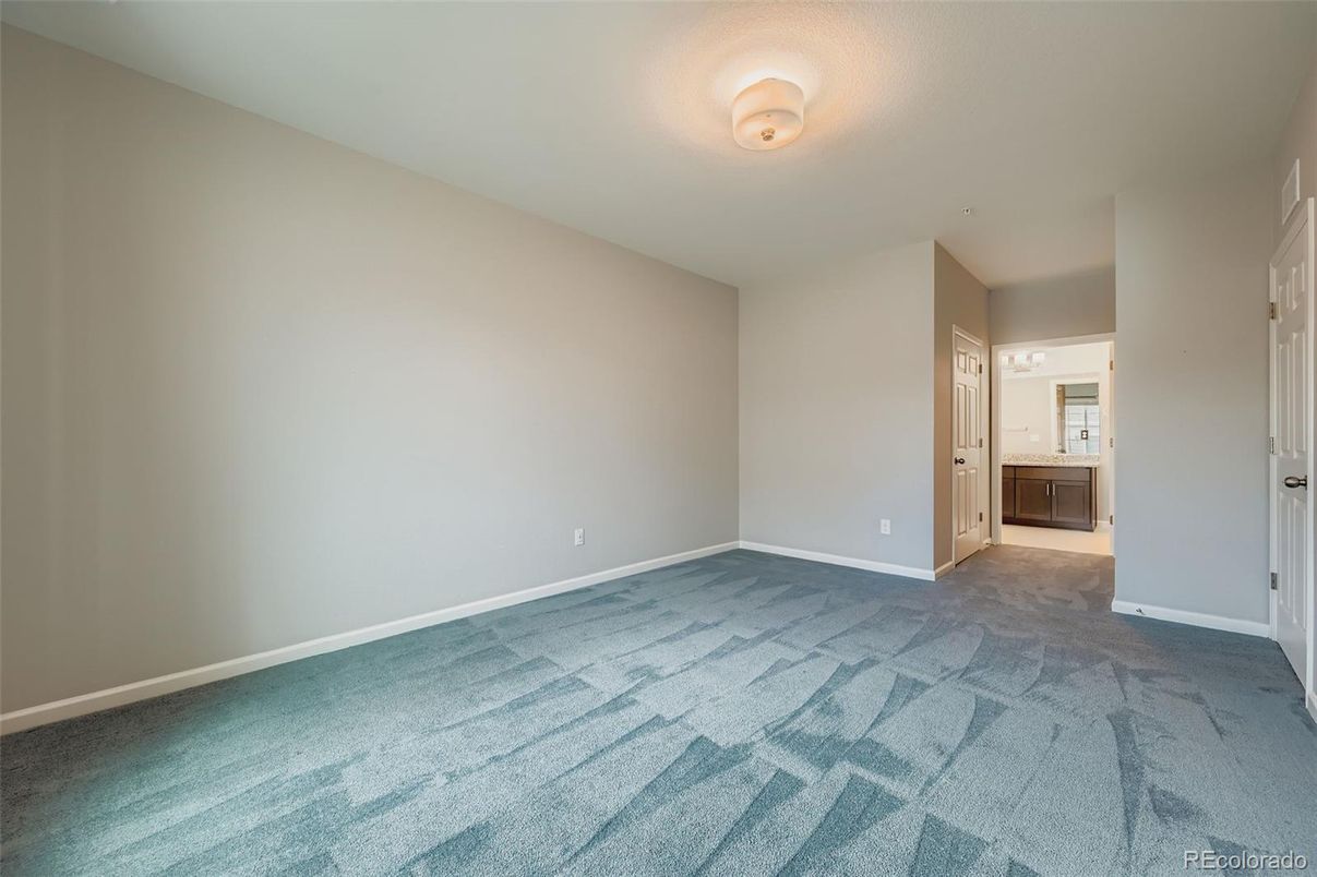 Empty room, Interior