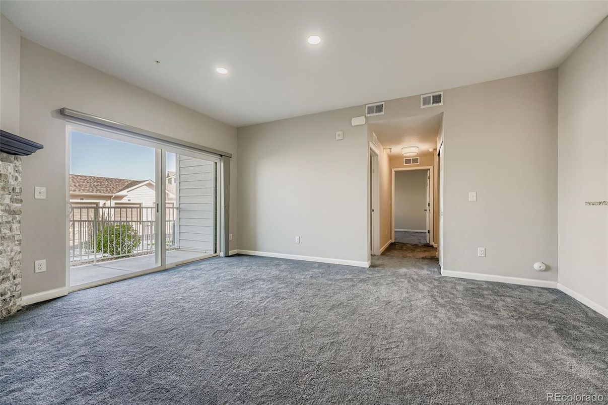 Empty room, Interior, Recessed Lighting