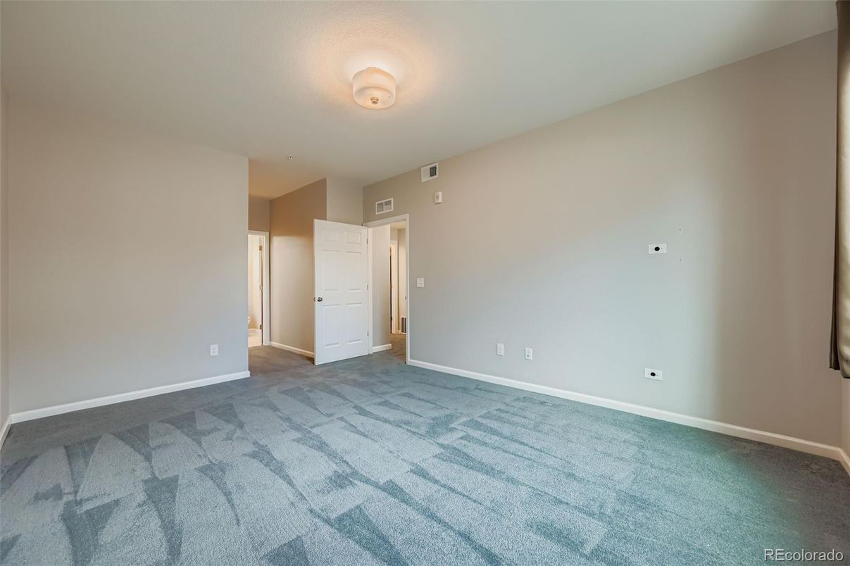 Empty room, Interior