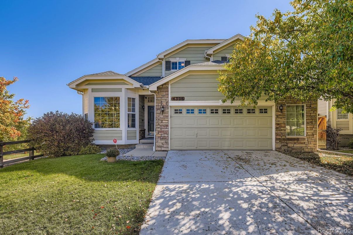 Attached, Exterior, Facade, American Craftsman