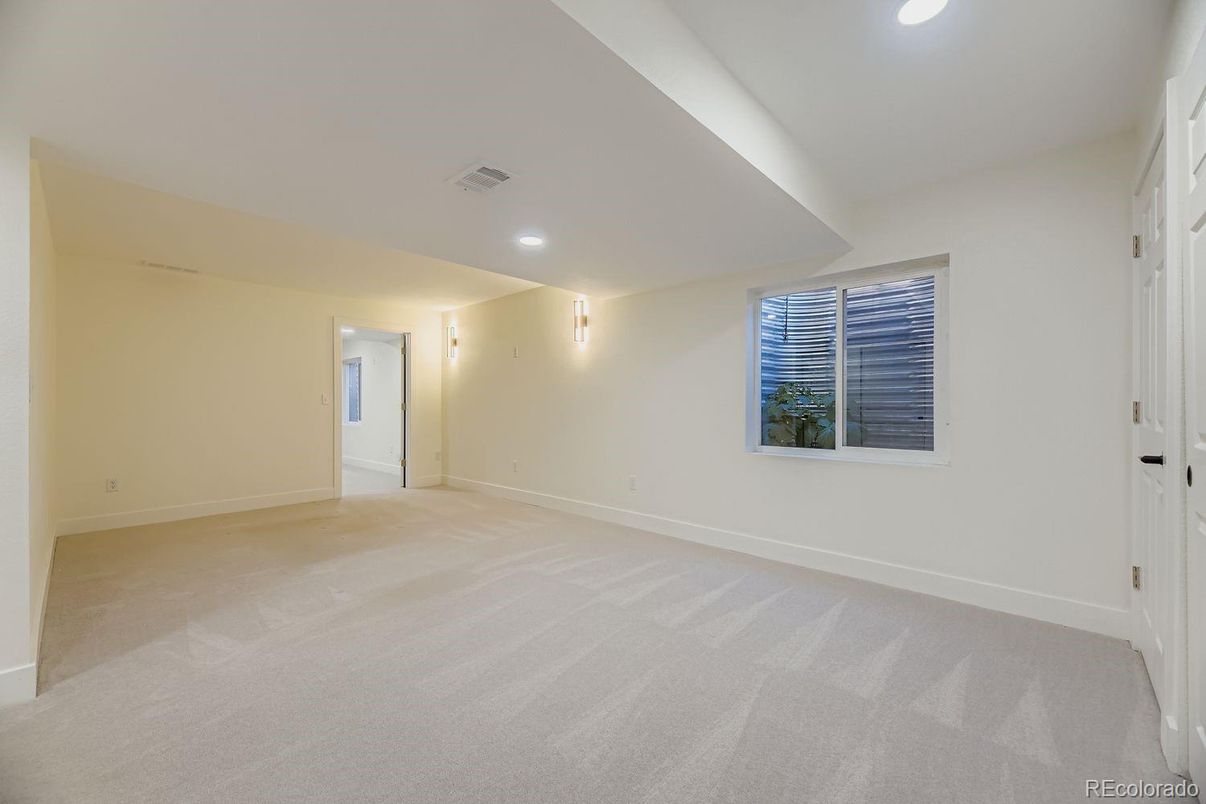 Empty room, Interior, Recessed Lighting