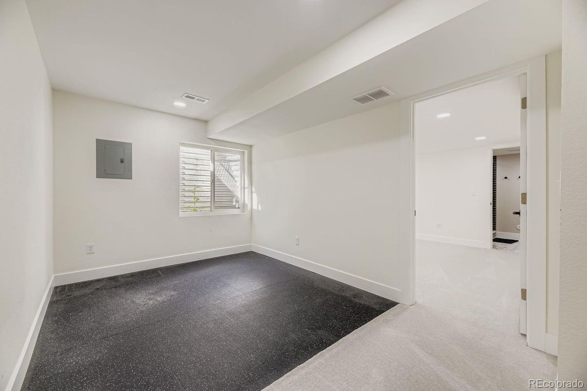 Empty room, Interior, Recessed Lighting