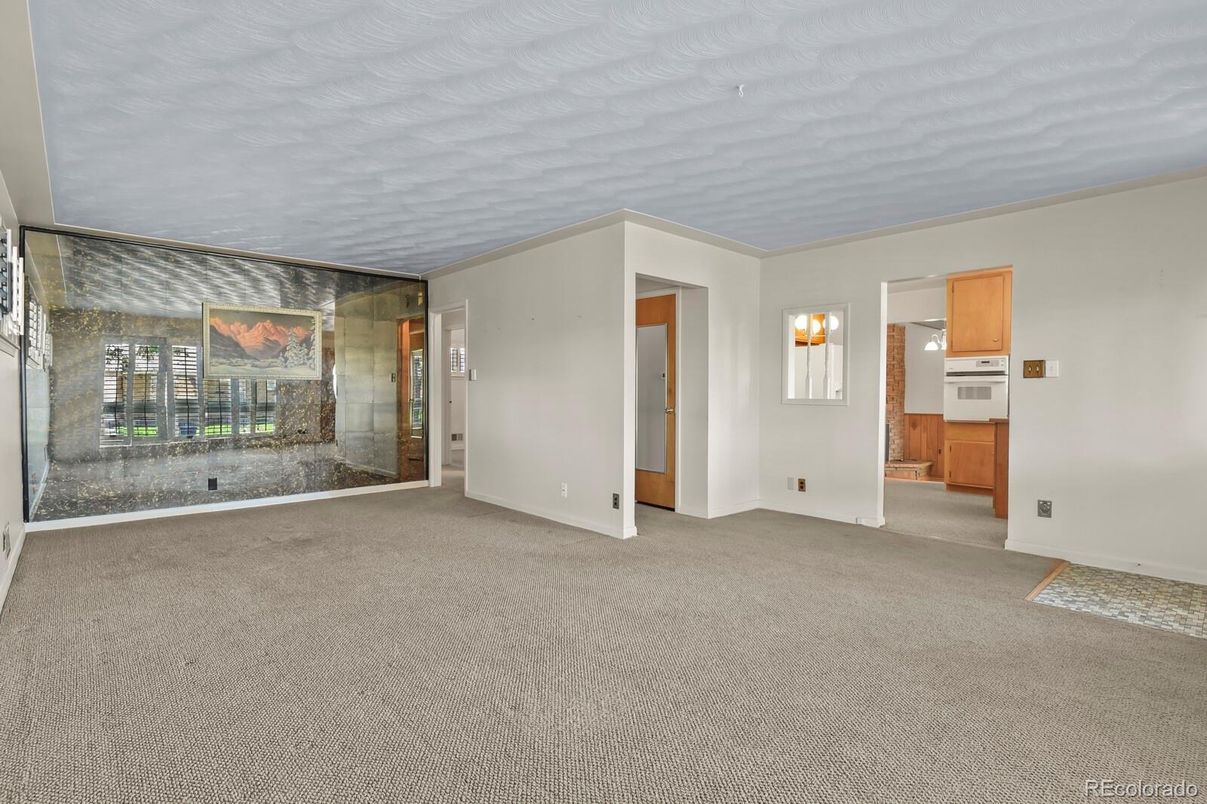 Empty room, Interior