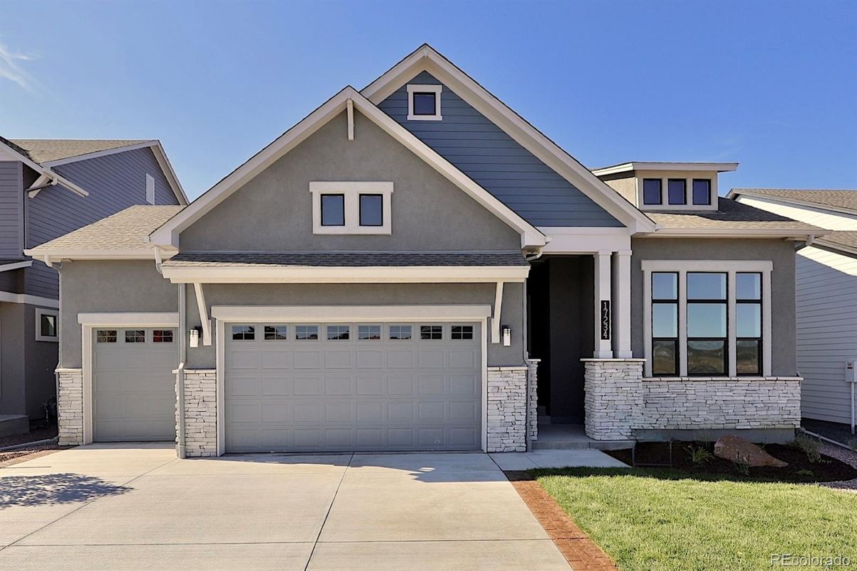 Attached, Exterior, Facade, American Craftsman