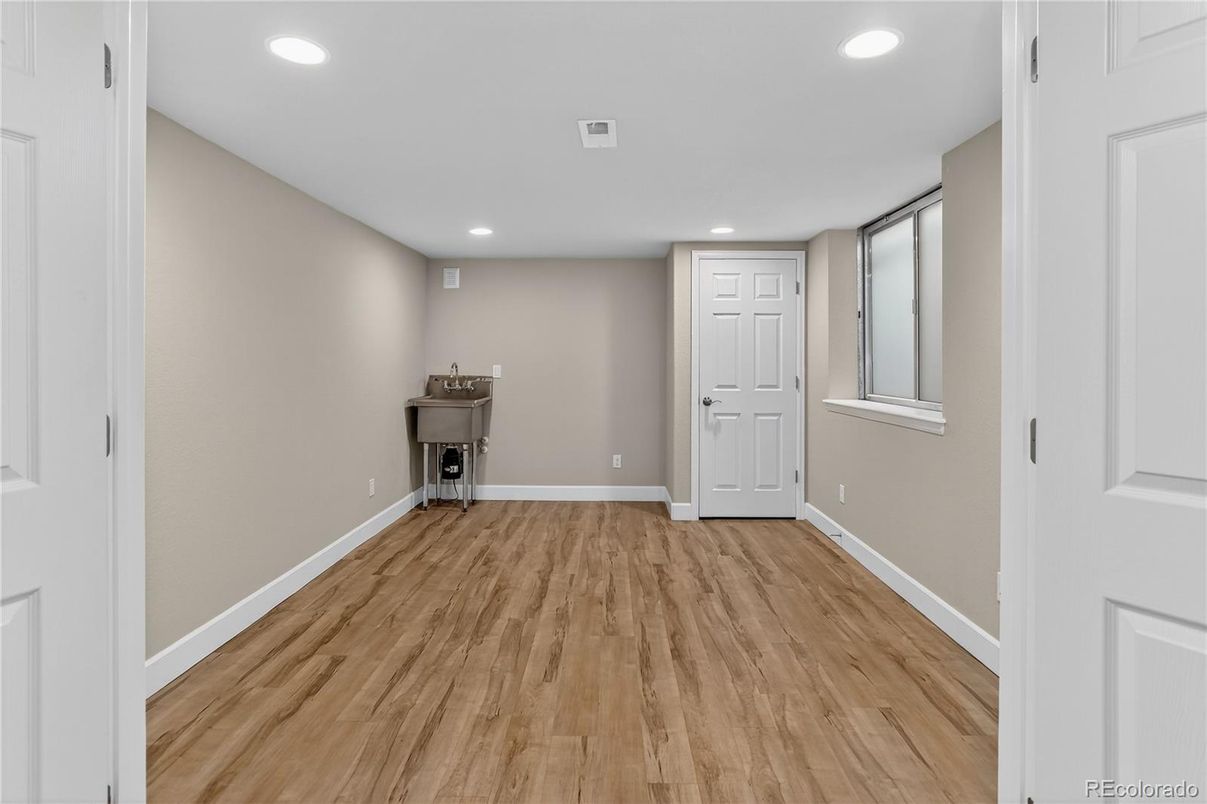 Empty room, Interior, Recessed Lighting, Wood Texture Flooring