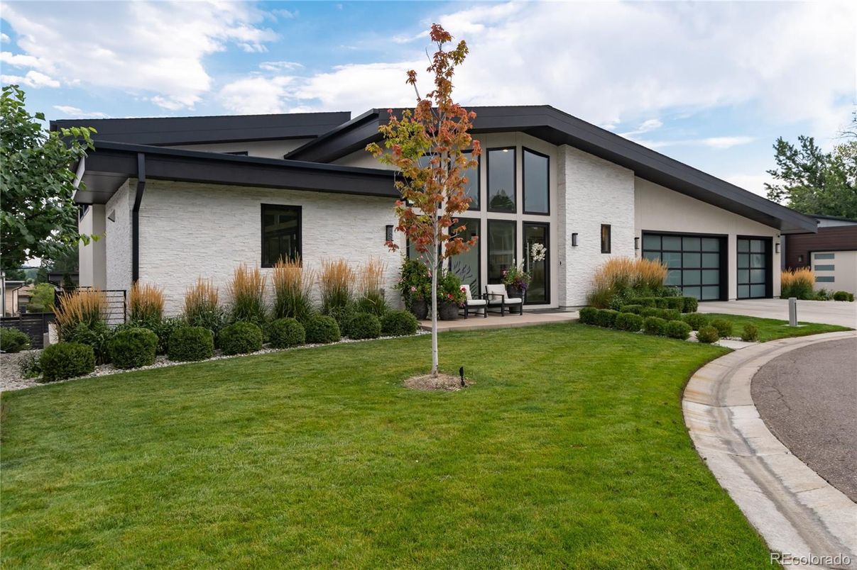 Attached, Exterior, Facade, Modern
